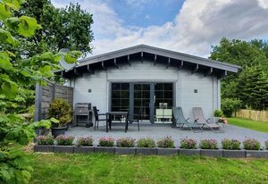 Idyllisches Blockbohlenhaus mit eigenem Garten und Sauna zum Wohlfühlen