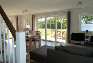 MaiStern – Hochwertiges Ferienhaus (100qm) für 6 Personen mit Kamin, Sauna & Garten am See