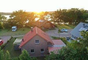 MaiStern – Hochwertiges Ferienhaus (100qm) für 6 Personen mit Kamin, Sauna & Garten am See