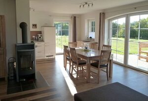 MaiStern – Hochwertiges Ferienhaus (100qm) für 6 Personen mit Kamin, Sauna & Garten am See