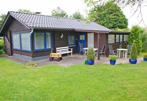 Blockhaus mit Zaun und W-LAN – Blockhaus mit Wintergarten