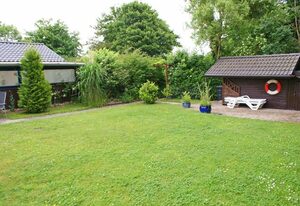 Blockhaus mit Zaun und W-LAN – Blockhaus mit Wintergarten
