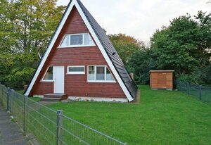 Zeltdachhaus mit Zaun und schönem Grundstück – - mit elektrischer Markise