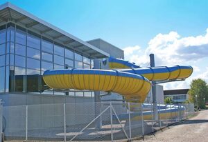 Zeltdachhaus mit Zaun und schönem Grundstück – - mit elektrischer Markise