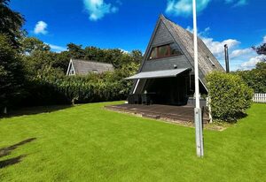 Zeltdachhaus mit Zaun in Strandnähe