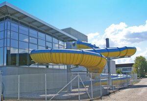 Zeltdachhaus mit Zaun in Strandnähe