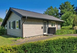 Blockhaus mit Parkplatz (Wallbox vorhanden) vor der Haustür – Blockhaus mit Zaun