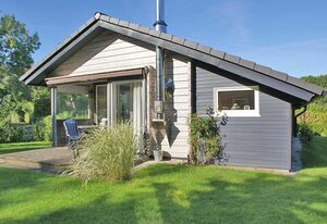 Blockhaus mit Parkplatz (Wallbox vorhanden) vor der Haustür – Blockhaus mit Zaun