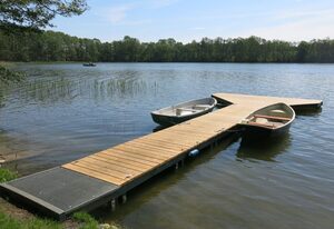 "Goldenes Haus am See mit Boot"