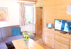 "Goldenes Haus am See mit Boot"