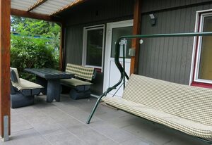 "Goldenes Haus am See mit Boot"