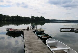 "Blaues Haus am See mit Boot"