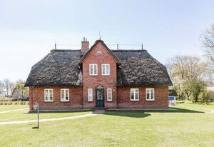 Ferienhaus Anna Elene Wohnung 1 – Großzügige Ferienwohnung in Nieblum mit Terrasse, Garten und Kaminofen