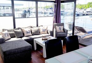FLOATING 44 in Boltenhagen - Boot 1 – FLOATING 44 in Boltenhagen - festliegendes Hausboot in der Weißen Wiek