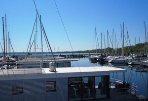 FLOATING 44 in Boltenhagen - Boot 1 – FLOATING 44 in Boltenhagen - festliegendes Hausboot in der Weißen Wiek