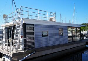FLOATING 44 in Boltenhagen - Boot 2 – FLOATING 44 in Boltenhagen - festliegendes Hausboot in der Weißen Wiek