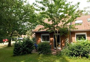 Urlauberdorf – Familienfreundliches, strandnahes Ferienhaus mit Terrasse, Spiel- und Grillplatz