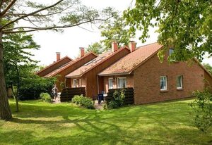 Urlauberdorf – Familienfreundliches, strandnahes Ferienhaus mit Terrasse, Spiel- und Grillplatz