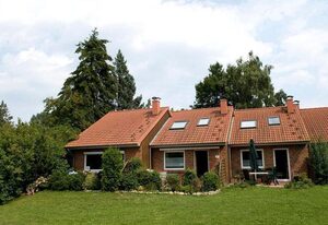 Urlauberdorf – Familienfreundliches, strandnahes Ferienhaus mit Terrasse, Spiel- und Grillplatz