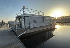 FLOATING 44 in Boltenhagen - Boot 3 – FLOATING 44 in Boltenhagen - festliegendes Hausboot in der Weißen Wiek