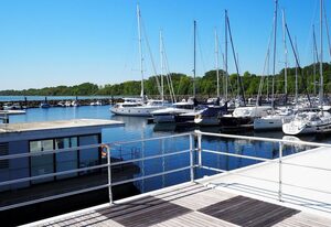 FLOATING 44 in Boltenhagen - Boot 4 – FLOATING 44 in Boltenhagen - festliegendes Hausboot in der Weißen Wiek