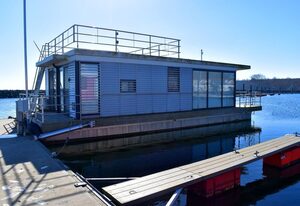 FLOATING 44 in Boltenhagen - Boot 8 – FLOATING 44 in Boltenhagen - festliegendes Hausboot in der Weißen Wiek