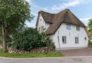 Altes Schulmeisterhaus Wohnung 2 – "Erleben Sie unvergessliche Tage im Alten Schulmeisterhaus in Oevenum!"