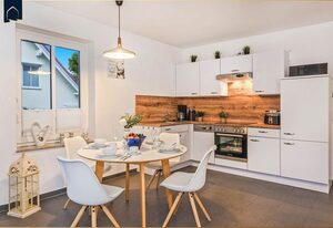 Ferienhaus Möwenkoje – Charmantes Ferienhaus mit Kamin, Terrasse & Garten – Erholung pur im Grünen