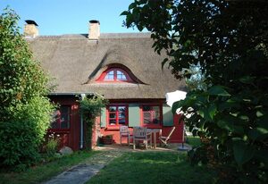 Pommernhaus Urgemütlicher Roter Schwede Sauna Boot – Sauna, Kamin, großer Garten, Ruderboot, Reetdach, Fachwerk