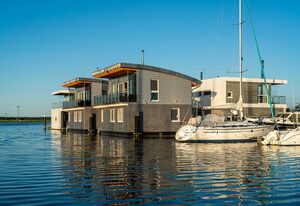 10. Floating-Houses (105 m²) Triton mit Sauna – Floating House Triton mit Kamin und Sauna
