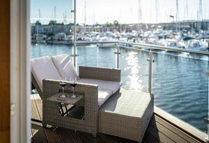 10. Floating-Houses (105 m²) Triton mit Sauna – Floating House Triton mit Kamin und Sauna
