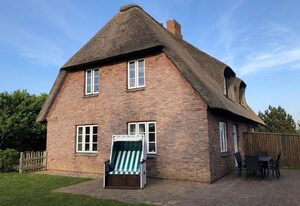 Triibergem 39 - DHH – Ferienhaus in Utersum: 75 m², Garten, 500 m zum Strand, Hunde willkommen