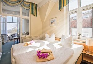 Strandvilla Imperator | Hotel & Ferienwohnungen auf Usedom – Ferienwohnung/Dachstudio Aquamarin