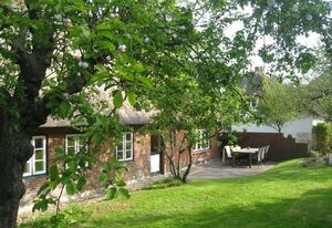 Ilskes Hus – Freistehendes Reetdachhaus mit Garten, Terrasse & E-Ladestation