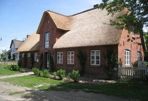 Ilskes Hus – Freistehendes Reetdachhaus mit Garten, Terrasse & E-Ladestation