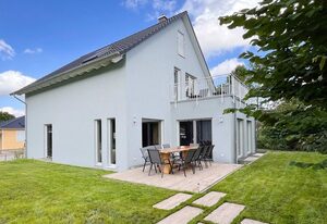 FH "zur blauen Möwe" – Moderne Naturidylle: Großzügiges Ferienhaus bei der Karniner Hubbrücke für 10 Gäste