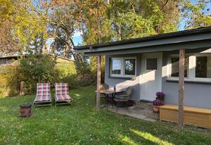 kleiner Holzbungalow Grundmann mit Naturgarten