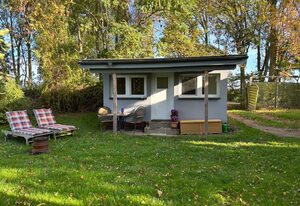kleiner Holzbungalow Grundmann mit Naturgarten