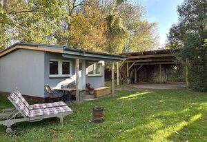 kleiner Holzbungalow Grundmann mit Naturgarten