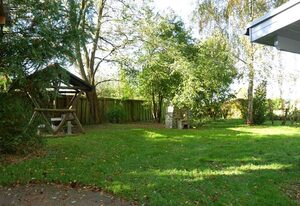 kleiner Holzbungalow Grundmann mit Naturgarten