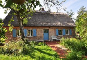 Historisches Reetdachhaus mit Bauwagen und großem Obstgarten – Denkmal ans Haff