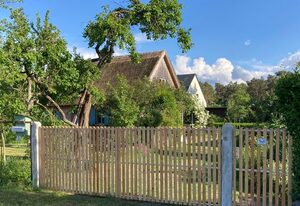 Historisches Reetdachhaus mit Bauwagen und großem Obstgarten – Denkmal ans Haff