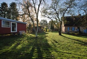 Historisches Reetdachhaus mit Bauwagen und großem Obstgarten – Denkmal ans Haff