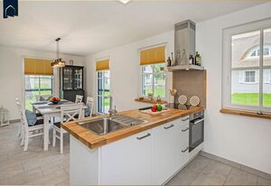 Ferienhaus JoHann – Modernes Ferienhaus im Fischerdorf im Grünen mit Sauna, Garten & Platz für 4 Personen