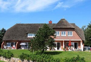 Bredland 11 - Whg. 4 – Ferienwohnung am Meer in Nieblum: Terrasse, Garten & 200 m zum Strand