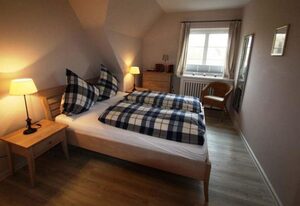 Bredland 11 - Whg. 4 – Ferienwohnung am Meer in Nieblum: Terrasse, Garten & 200 m zum Strand