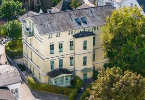 Villa am Ostseestrand – 4-Zimmer Ferienwohnung mit Wintergarten und Terrasse in Toplage am Ostseestrand