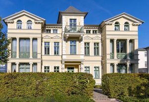 Villa am Ostseestrand – 4-Zimmer Ferienwohnung mit Wintergarten und Terrasse in Toplage am Ostseestrand