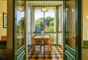Villa am Ostseestrand – 4-Zimmer Ferienwohnung mit Wintergarten und Terrasse in Toplage am Ostseestrand