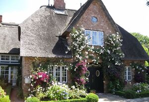 Reethus Haupthaus im EG/ OG – Reethus in Borgsum: 121 m², Sauna, Kamin & Garten, 5 Sterne